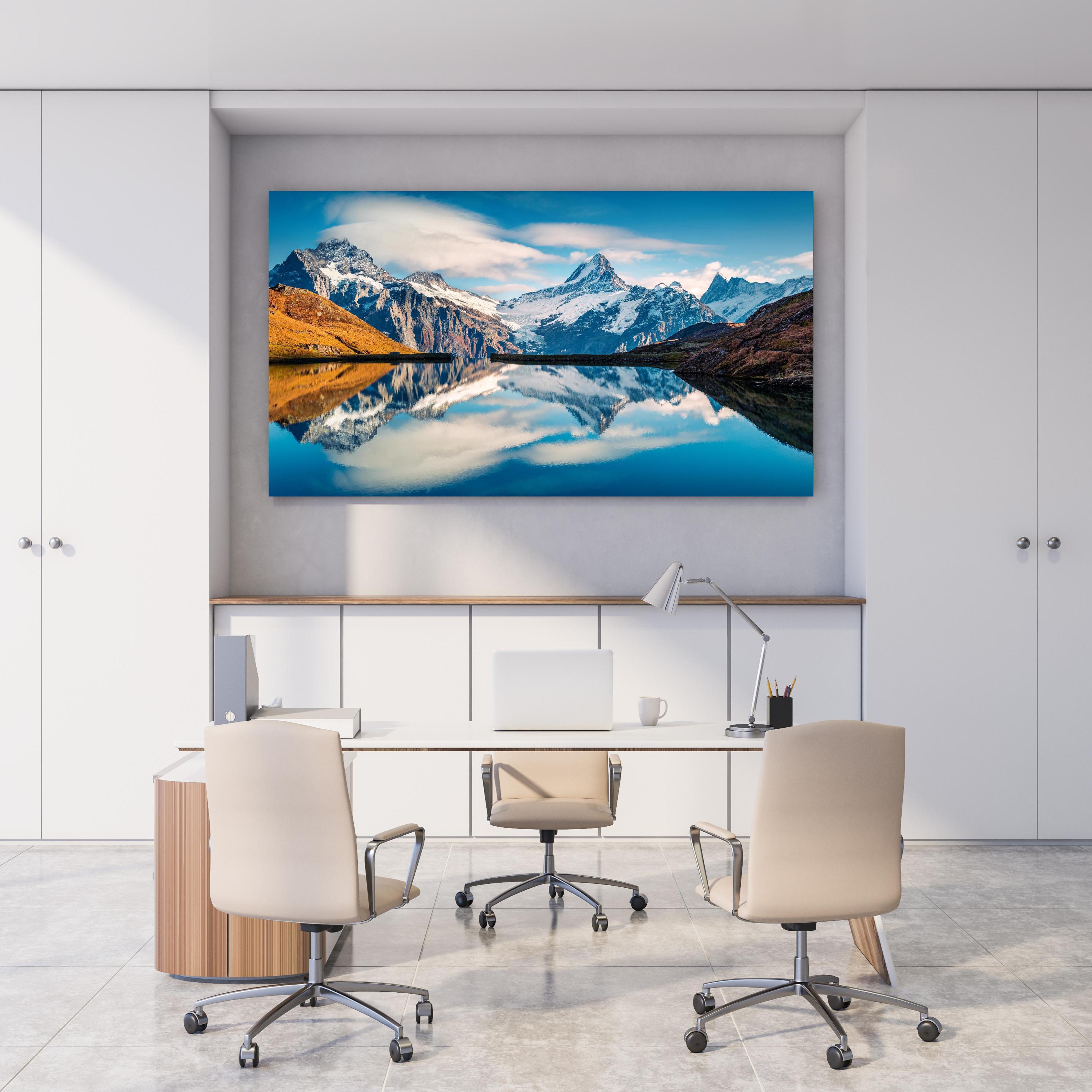 Office Poster  - Panoramablick auf Bachalpsee hinter weißem Holzschreibtisch mit Tischlampe