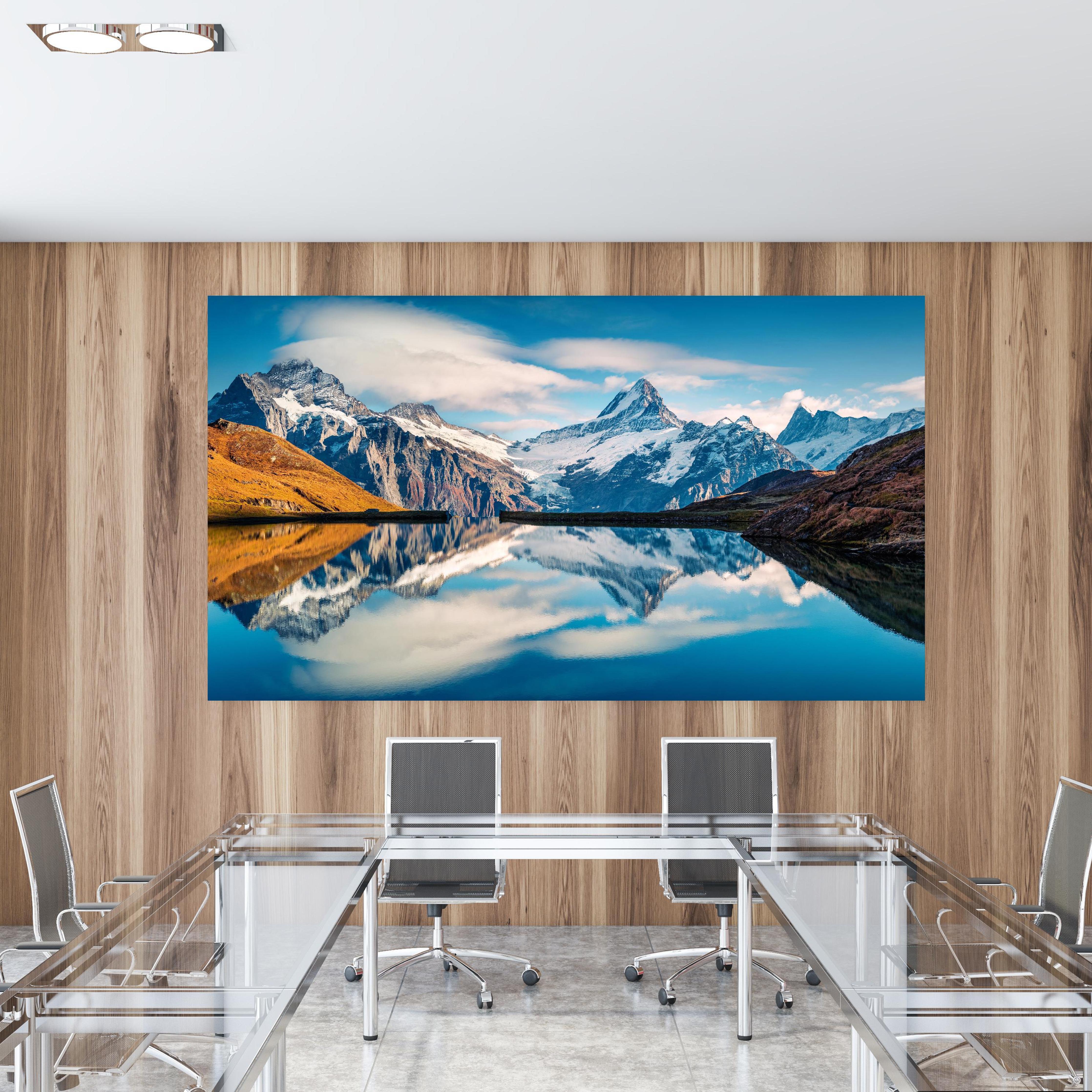 Office Poster  - Panoramablick auf Bachalpsee in einem Konferenzraum mit Glastisch und Holzwand