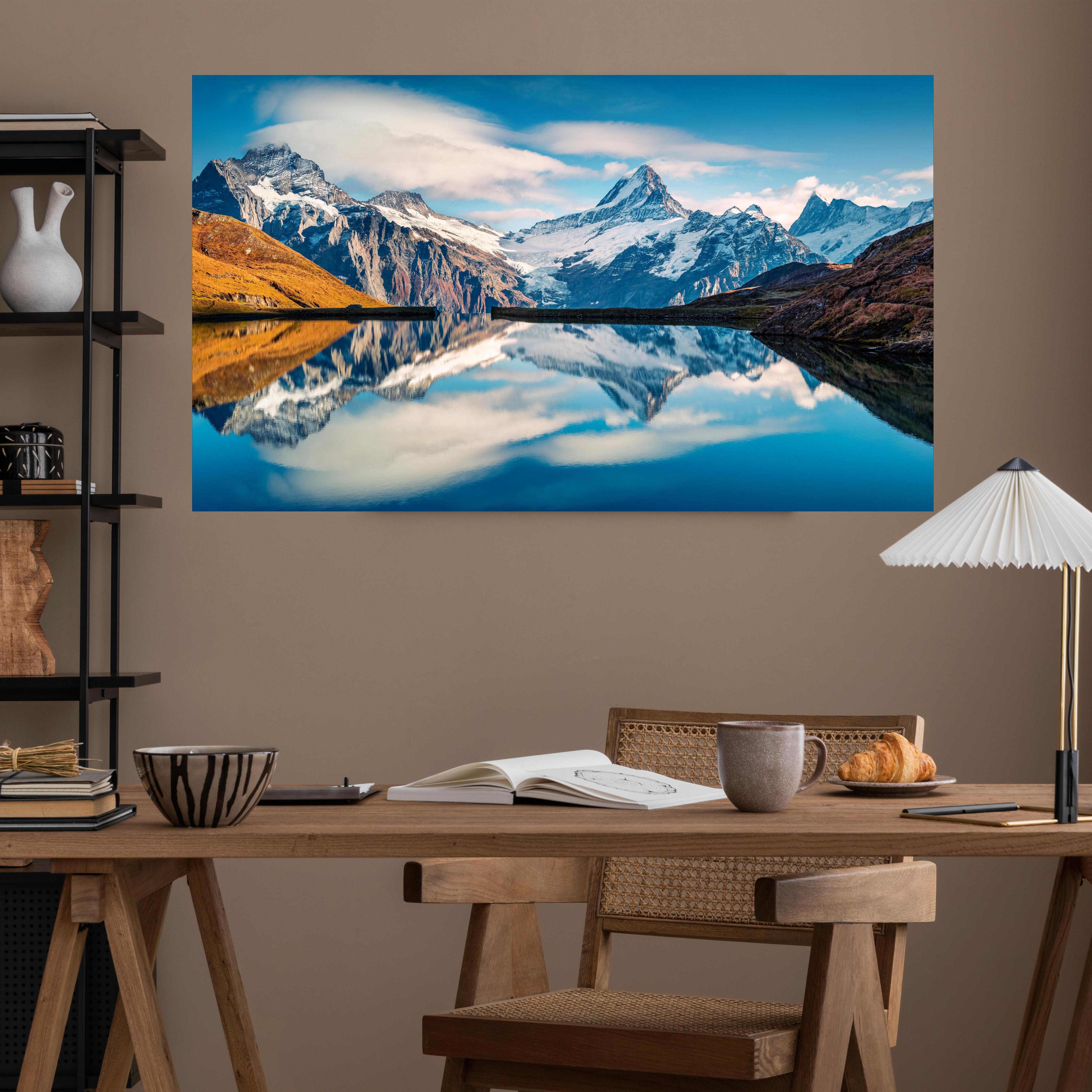 Office Poster  - Panoramablick auf Bachalpsee über poliertem Holztisch mit stilvoller Lampe - rechteckig