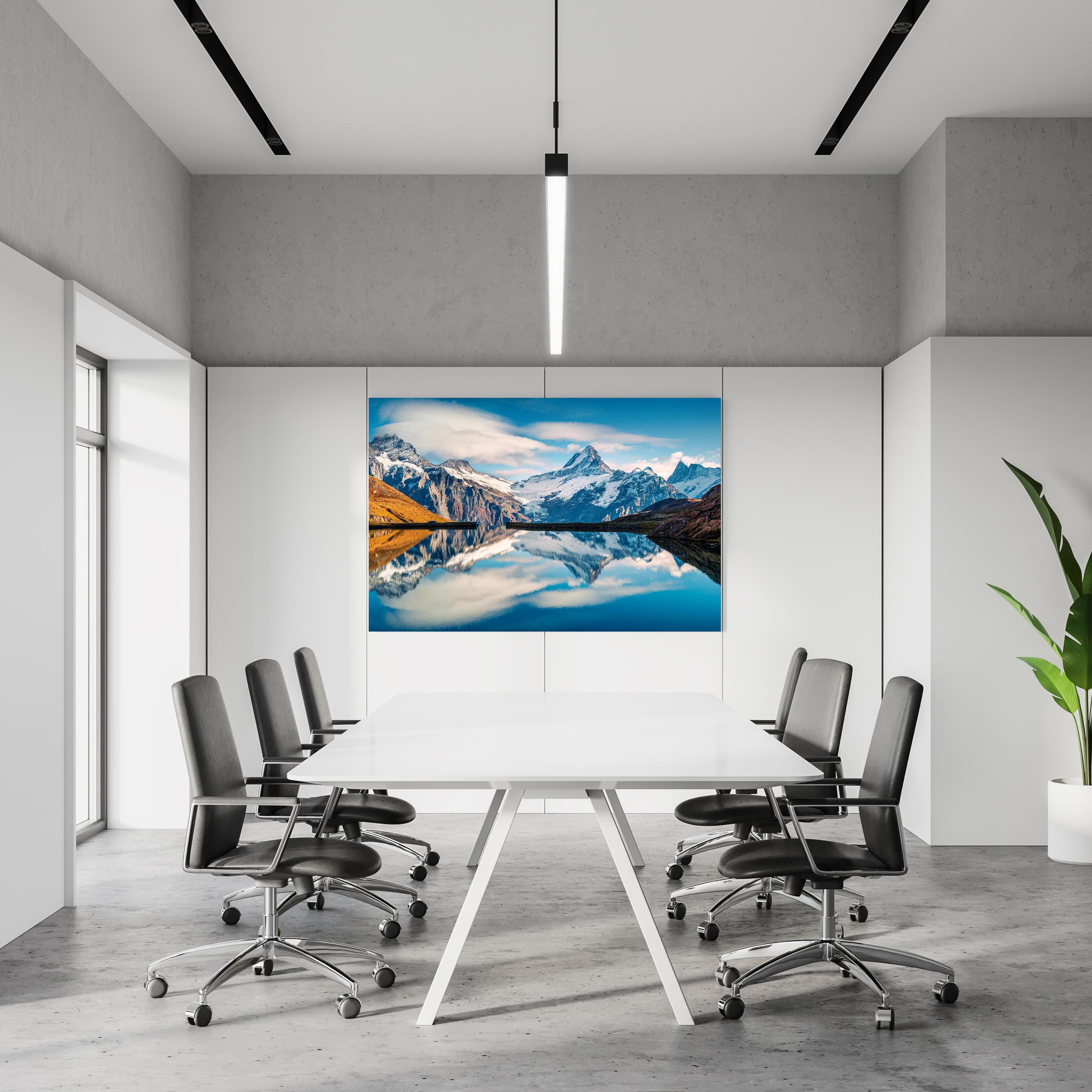 Office Poster  - Panoramablick auf Bachalpsee in einem Konferenzraum an weißer Wand hängend