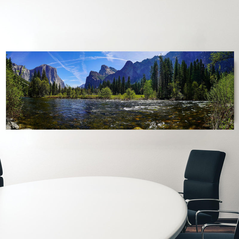 Office Poster  - Panoramablick im Yosemite-Nationalpark in einem Konferenzraum hinter weißem ovalem Tisch Zoom