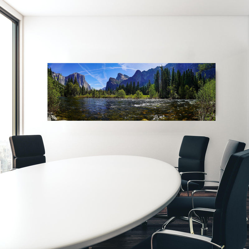 Office Poster  - Panoramablick im Yosemite-Nationalpark in einem Konferenzraum hinter weißem ovalem Tisch