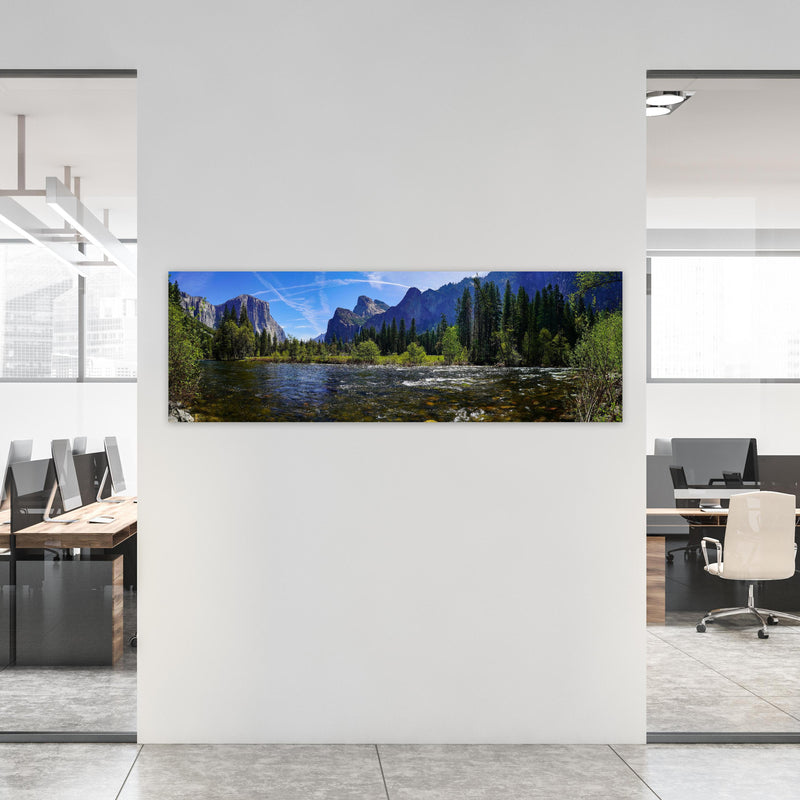 Office Poster  - Panoramablick im Yosemite-Nationalpark an weißer Wand in hell eingerichtetem Büro