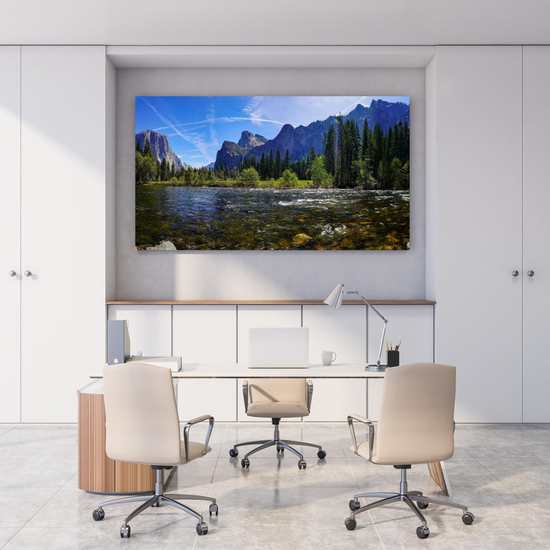 Office Poster  - Panoramablick im Yosemite-Nationalpark hinter weißem Holzschreibtisch mit Tischlampe