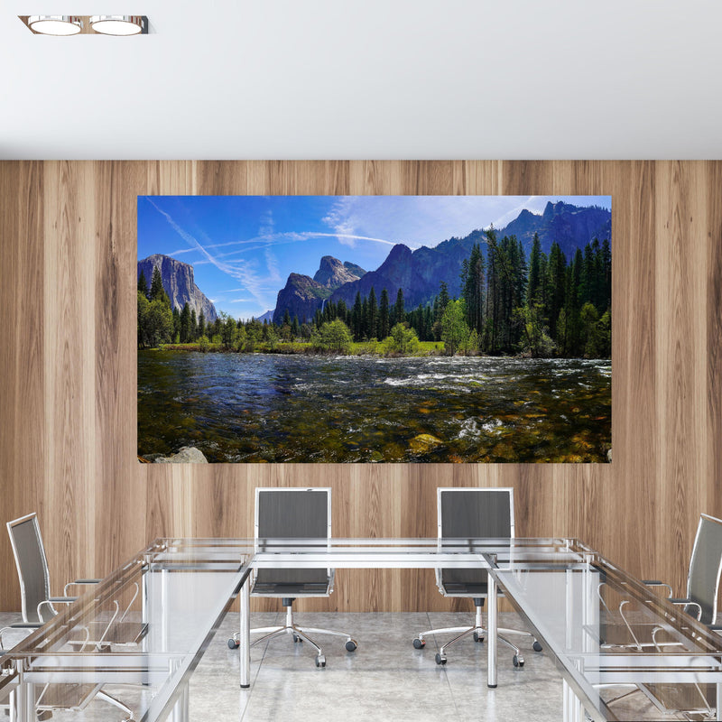 Office Poster  - Panoramablick im Yosemite-Nationalpark in einem Konferenzraum mit Glastisch und Holzwand