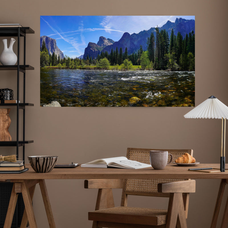 Office Poster  - Panoramablick im Yosemite-Nationalpark über poliertem Holztisch mit stilvoller Lampe - rechteckig