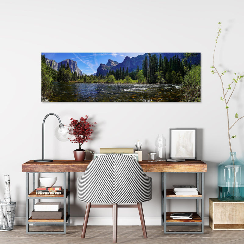 Office Poster  - Panoramablick im Yosemite-Nationalpark über klassischem Holzschreibtisch mit Bücherregal