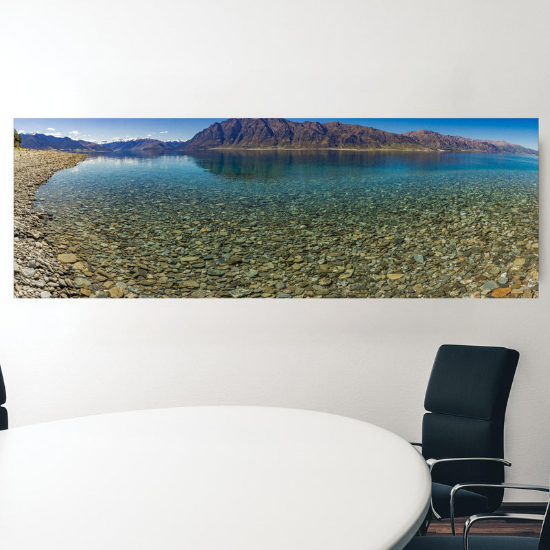 Office Poster  - Panoramafotos vom Hawea-See in einem Konferenzraum hinter weißem ovalem Tisch Zoom