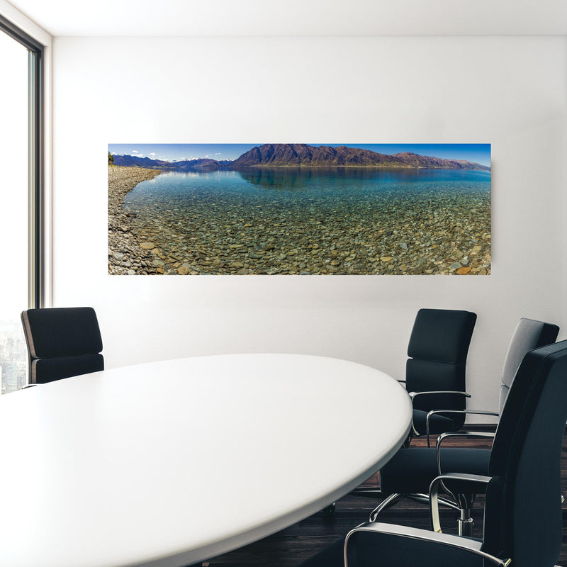 Office Poster  - Panoramafotos vom Hawea-See in einem Konferenzraum hinter weißem ovalem Tisch