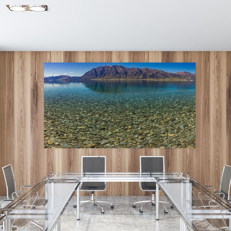 Office Poster  - Panoramafotos vom Hawea-See in einem Konferenzraum mit Glastisch und Holzwand