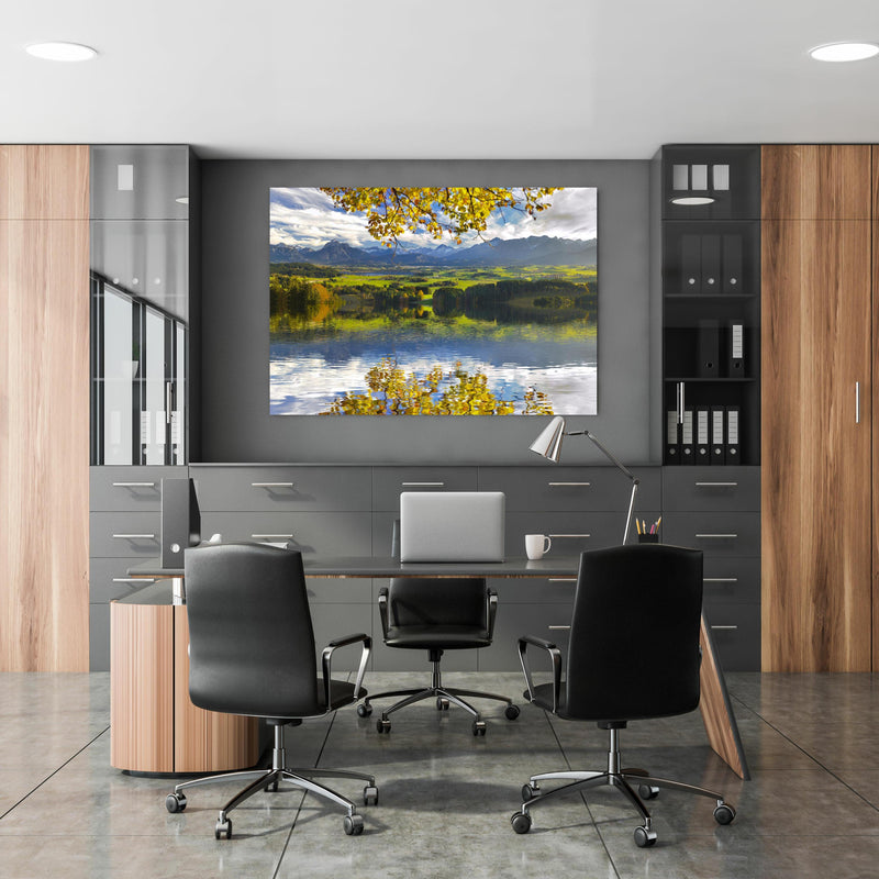 Office Poster  - Panoramalandschaft in Bayern im Herbst in klassischem Büroraum zwischen Holzschränken