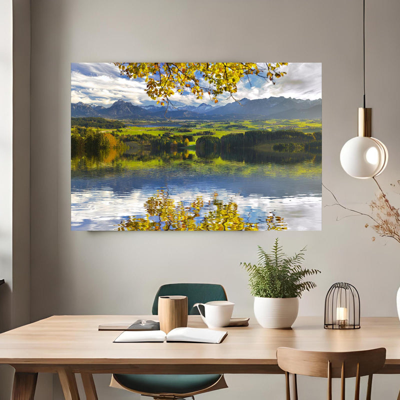 Office Poster  - Panoramalandschaft in Bayern im Herbst über klassischem Holztisch mit runder Vase - rechteckig