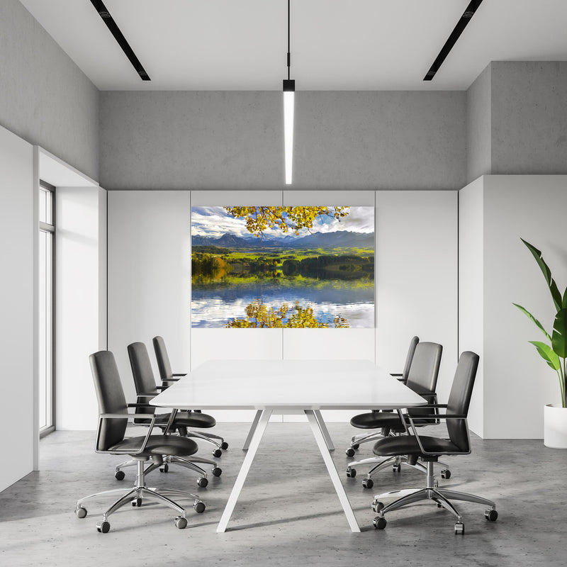 Office Poster  - Panoramalandschaft in Bayern im Herbst in einem Konferenzraum an weißer Wand hängend