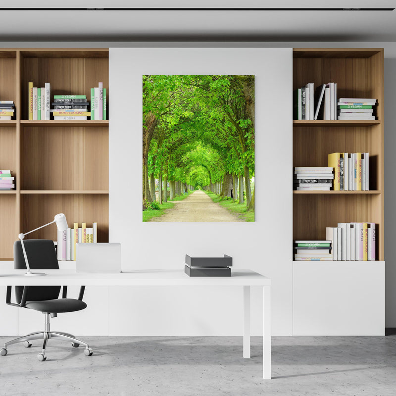 Office Poster  - Park mit tunnelartiger Lindenallee im Frühling an einem Bücherschrank hinter kleinem Schreibtisch