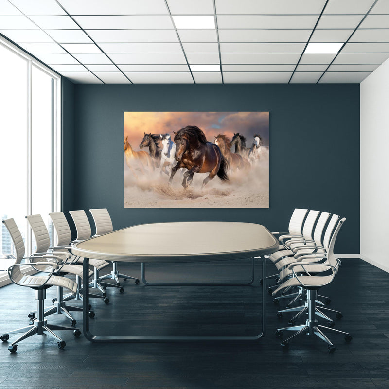 Office Poster  - Pferdeherde galoppierend im Wüstenstaub an blauer Wand in einem Besprechungsraum