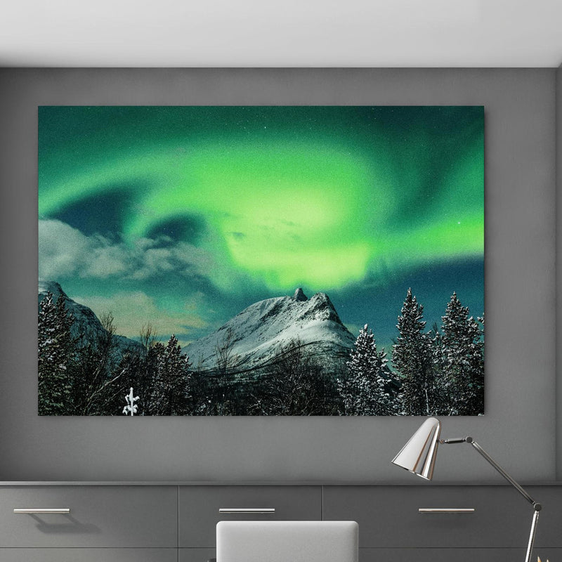 Office Poster  - Polarlichter über Berg in Nordnorwegen in klassischem Büroraum zwischen Holzschränken Zoom