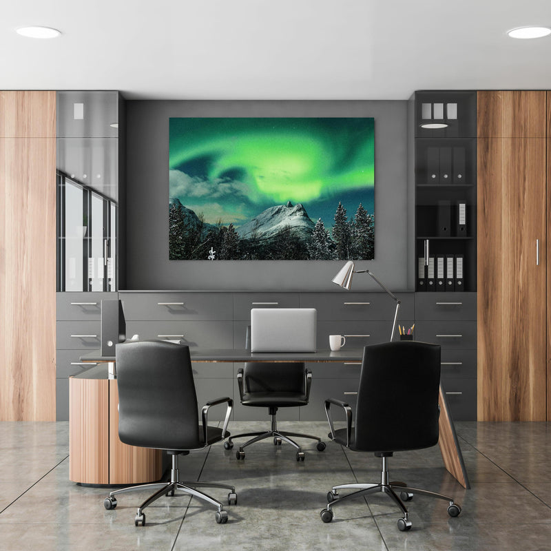 Office Poster  - Polarlichter über Berg in Nordnorwegen in klassischem Büroraum zwischen Holzschränken