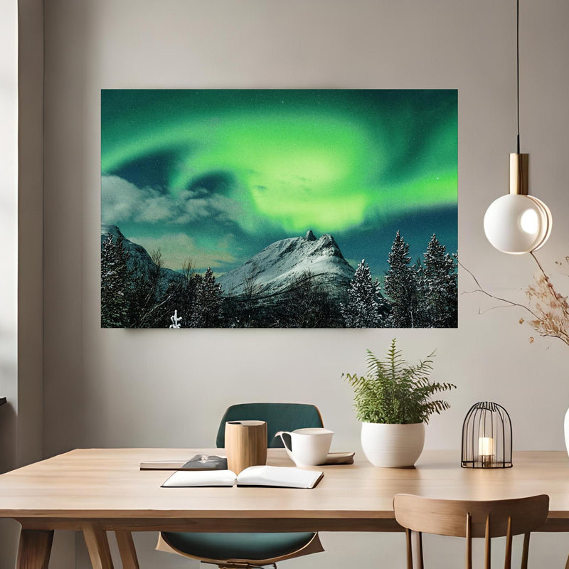 Office Poster  - Polarlichter über Berg in Nordnorwegen über klassischem Holztisch mit runder Vase - rechteckig