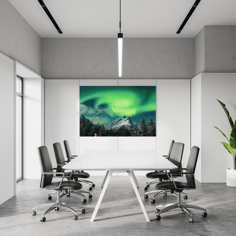 Office Poster  - Polarlichter über Berg in Nordnorwegen in einem Konferenzraum an weißer Wand hängend