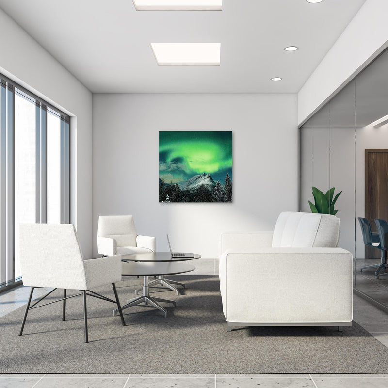 Office Poster  - Polarlichter über Berg in Nordnorwegen in modernem Büro-Pausenraum mit Glaswand