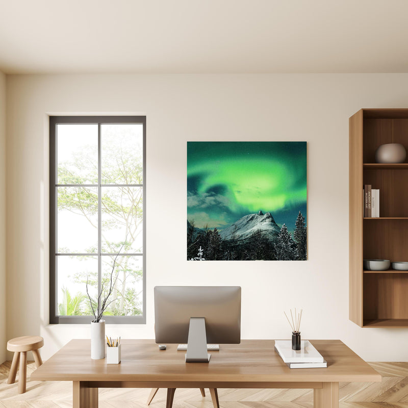 Office Poster  - Polarlichter über Berg in Nordnorwegen in privatem Bürozimmer mit Holzschrank