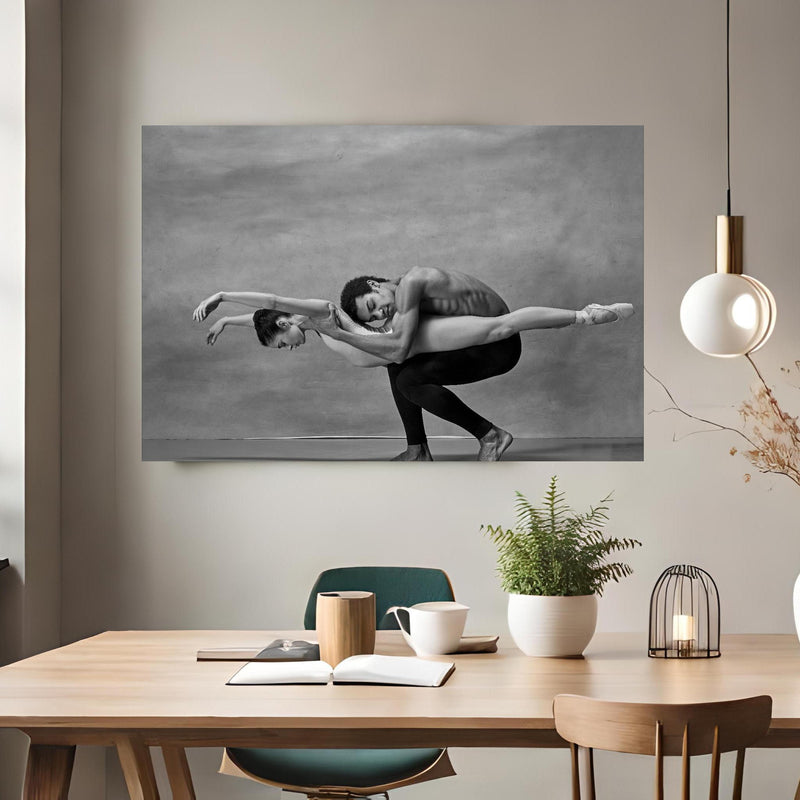 Office Poster  - Posierendes Paar Balletttänzer über klassischem Holztisch mit runder Vase - rechteckig