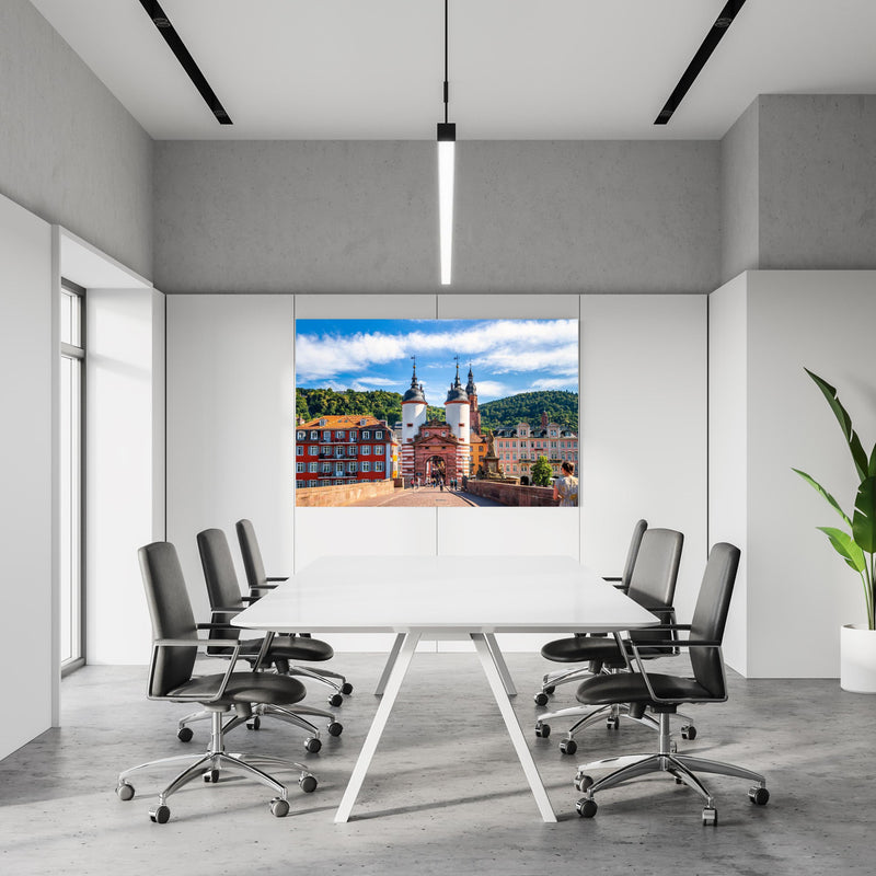 Office Poster  - Prächtiger Anblick auf Brücke in Heidelberg in einem Konferenzraum an weißer Wand hängend