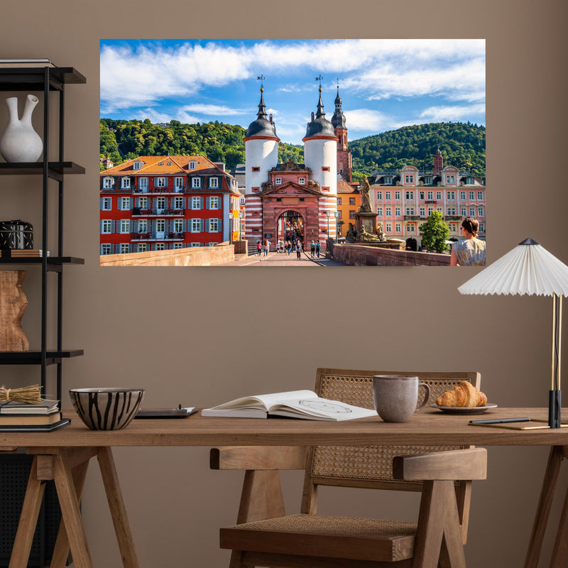 Office Poster  - Prächtiger Anblick auf Brücke in Heidelberg über poliertem Holztisch mit stilvoller Lampe - rechteckig