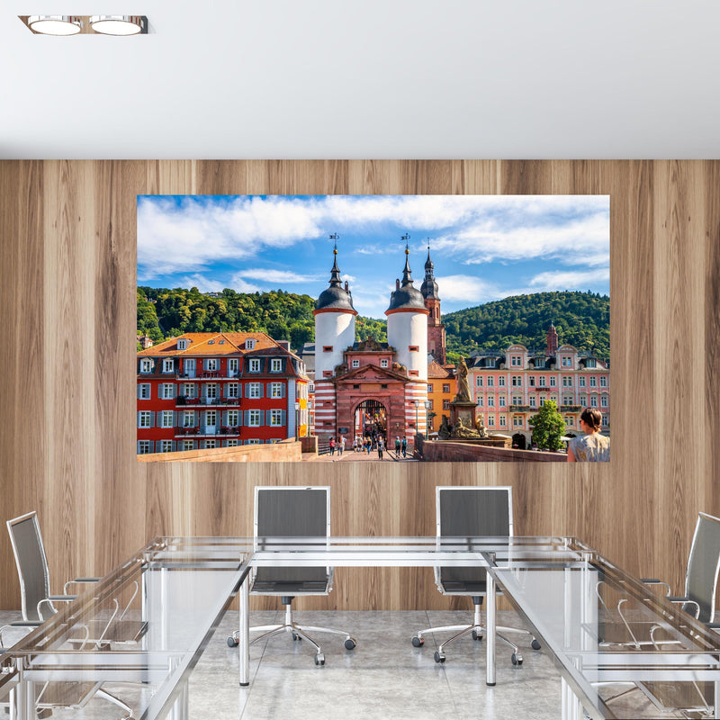 Office Poster  - Prächtiger Anblick auf Brücke in Heidelberg in einem Konferenzraum mit Glastisch und Holzwand