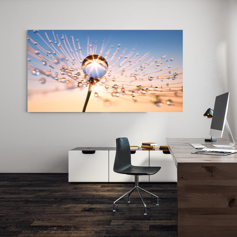 Office Poster  - Pusteblume in Nahaufnahme mit Tautropfen an einer Wand in minimalistisch eingerichtetem Heim-Büro