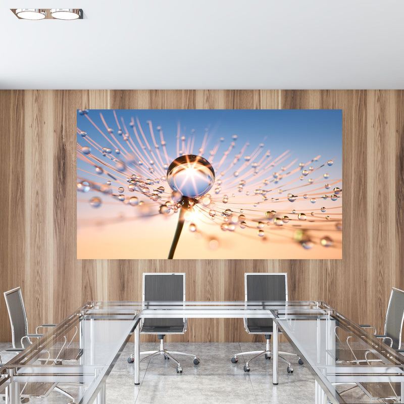 Office Poster  - Pusteblume in Nahaufnahme mit Tautropfen in einem Konferenzraum mit Glastisch und Holzwand