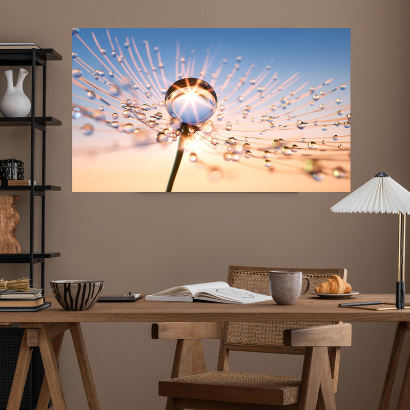 Office Poster  - Pusteblume in Nahaufnahme mit Tautropfen über poliertem Holztisch mit stilvoller Lampe - rechteckig