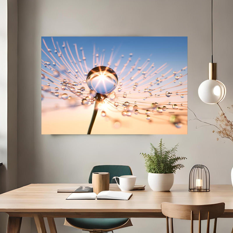 Office Poster  - Pusteblume in Nahaufnahme mit Tautropfen über klassischem Holztisch mit runder Vase - rechteckig