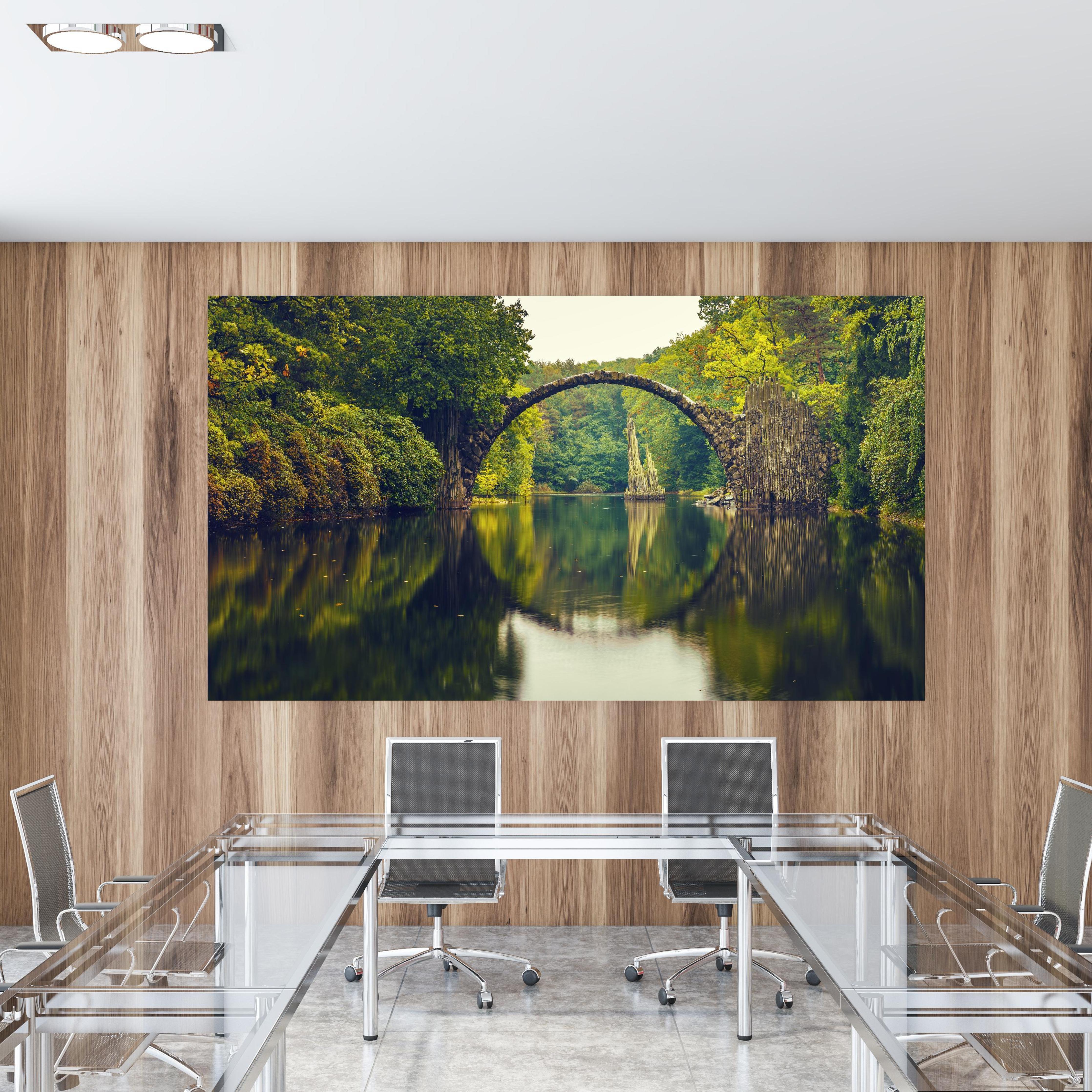 Office Poster  - Rakotz bridge in Kromlau in einem Konferenzraum mit Glastisch und Holzwand