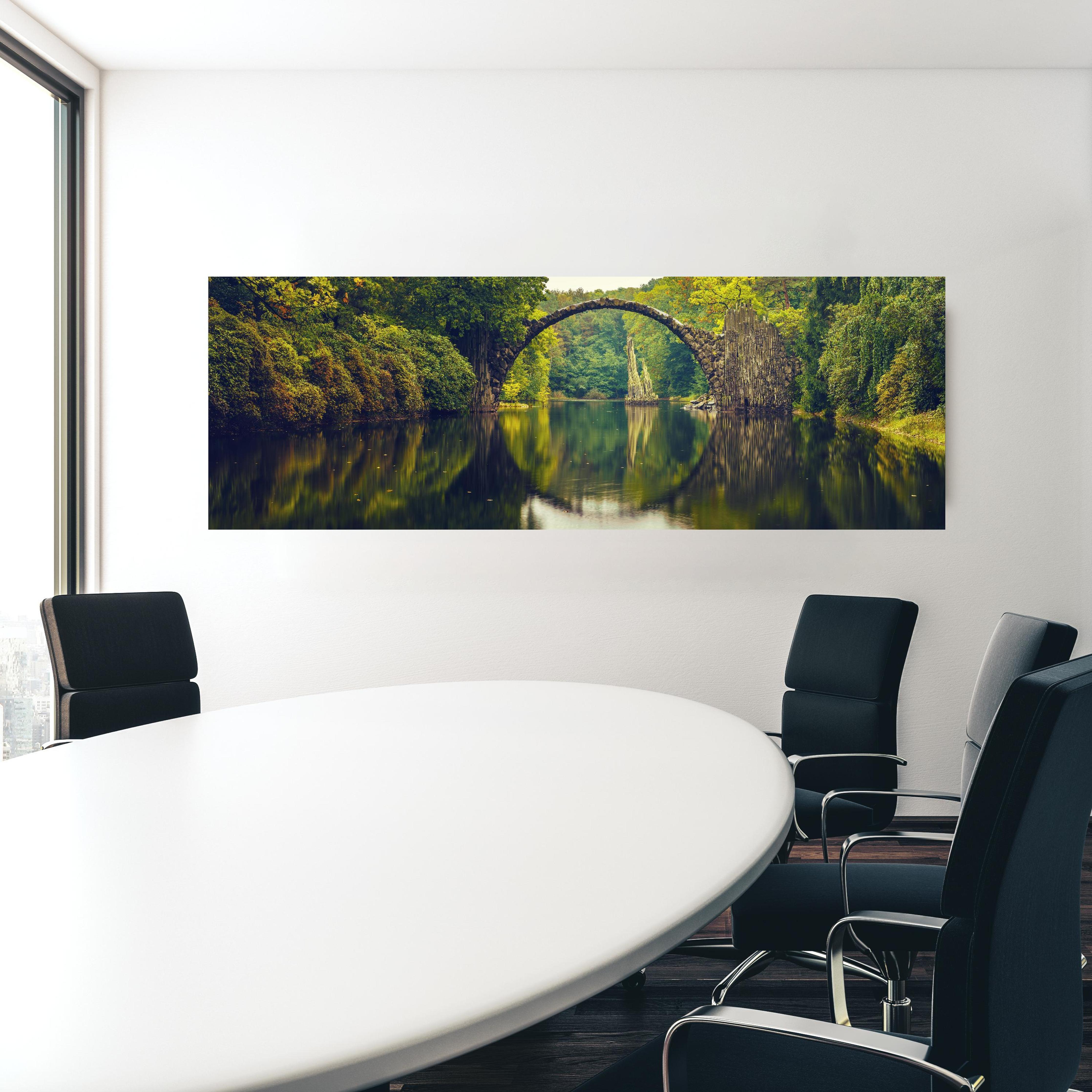 Office Poster  - Rakotz bridge in Kromlau in einem Konferenzraum hinter weißem ovalem Tisch