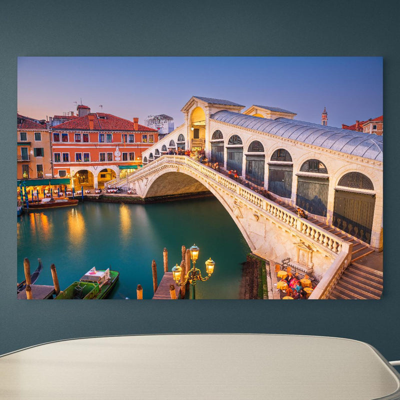 Office Poster  - Rialto-Brücke über dem Canal Grande in Venedig an blauer Wand in einem Besprechungsraum Zoom