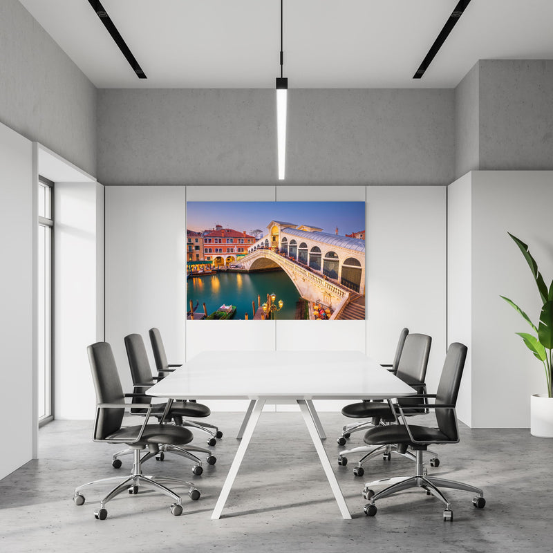 Office Poster  - Rialto-Brücke über dem Canal Grande in Venedig in einem Konferenzraum an weißer Wand hängend