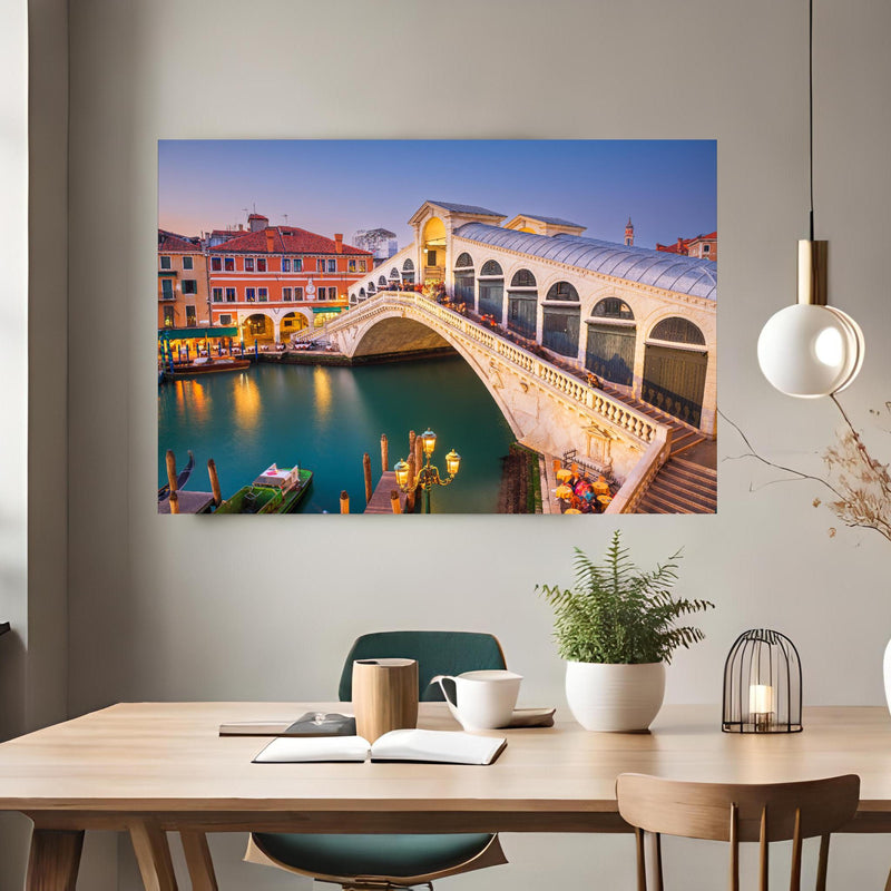 Office Poster  - Rialto-Brücke über dem Canal Grande in Venedig über klassischem Holztisch mit runder Vase - rechteckig