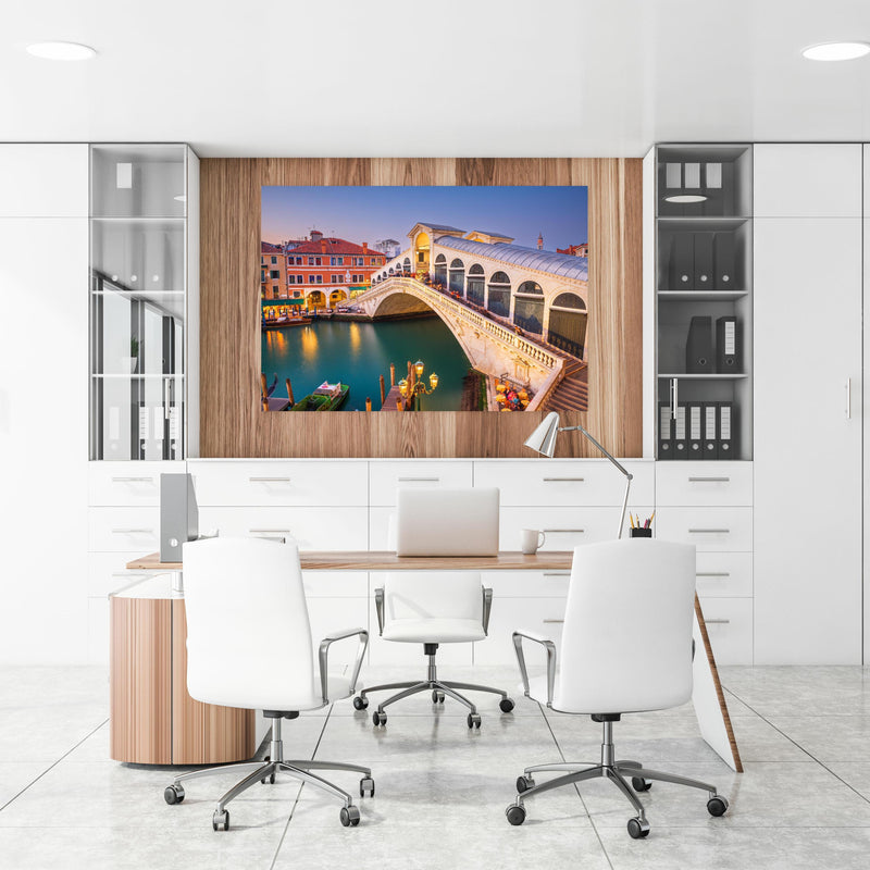 Office Poster  - Rialto-Brücke über dem Canal Grande in Venedig an einer Holzwand hängend im Büroraum
Office Poster  - Rialto-Brücke über dem Canal Grande in Venedig an einer Holzwand hängend im Büroraum