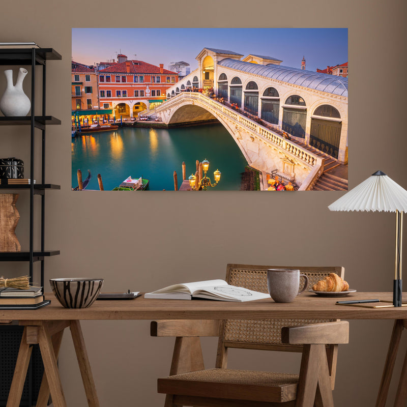 Office Poster  - Rialto-Brücke über dem Canal Grande in Venedig über poliertem Holztisch mit stilvoller Lampe - rechteckig