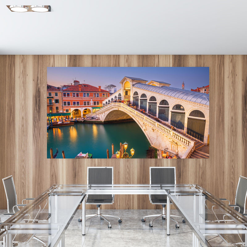 Office Poster  - Rialto-Brücke über dem Canal Grande in Venedig in einem Konferenzraum mit Glastisch und Holzwand