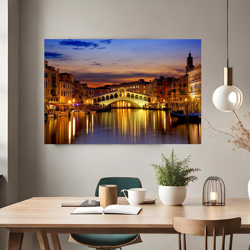 Office Poster  - Rialtobrücke in Venedig - Dämmerung über klassischem Holztisch mit runder Vase - rechteckig