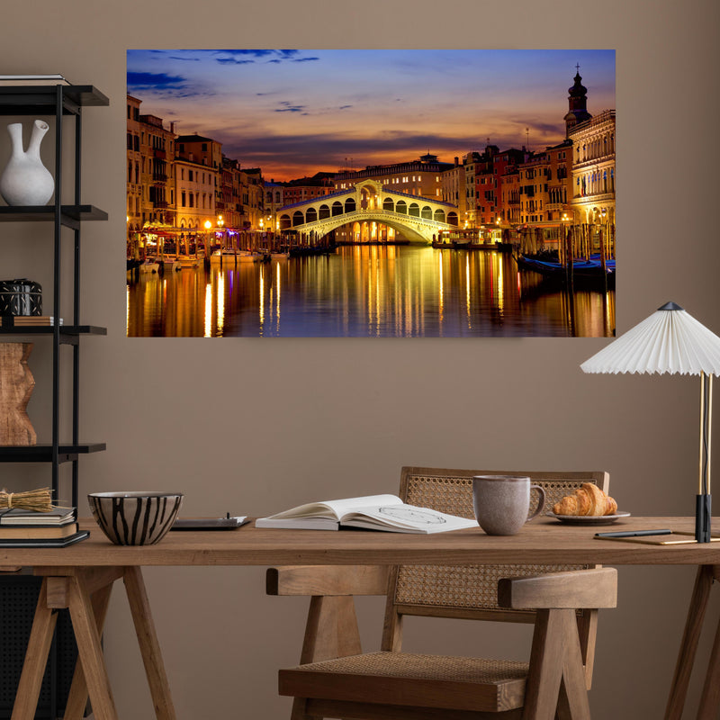 Office Poster  - Rialtobrücke in Venedig - Dämmerung über poliertem Holztisch mit stilvoller Lampe - rechteckig