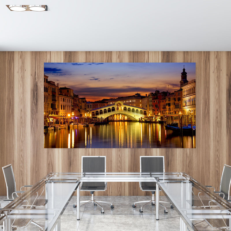 Office Poster  - Rialtobrücke in Venedig - Dämmerung in einem Konferenzraum mit Glastisch und Holzwand