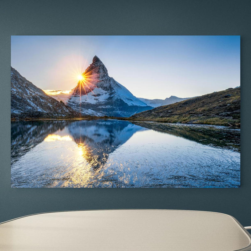 Office Poster  - Riffelsee und Matterhorn in den Alpen an blauer Wand in einem Besprechungsraum Zoom