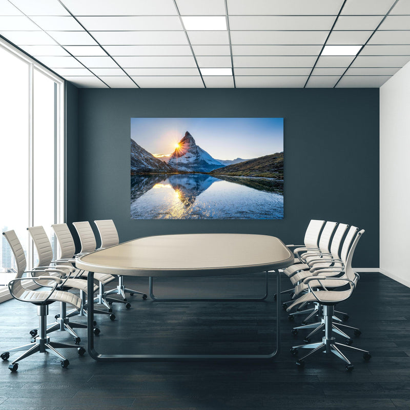 Office Poster  - Riffelsee und Matterhorn in den Alpen an blauer Wand in einem Besprechungsraum