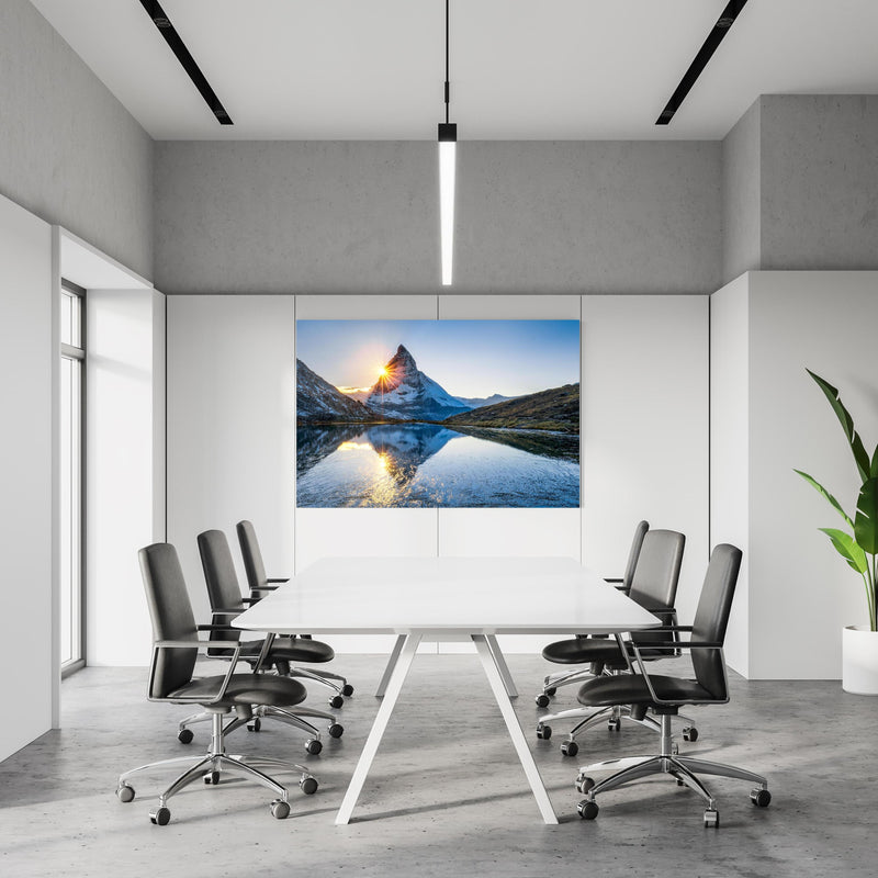 Office Poster  - Riffelsee und Matterhorn in den Alpen in einem Konferenzraum an weißer Wand hängend