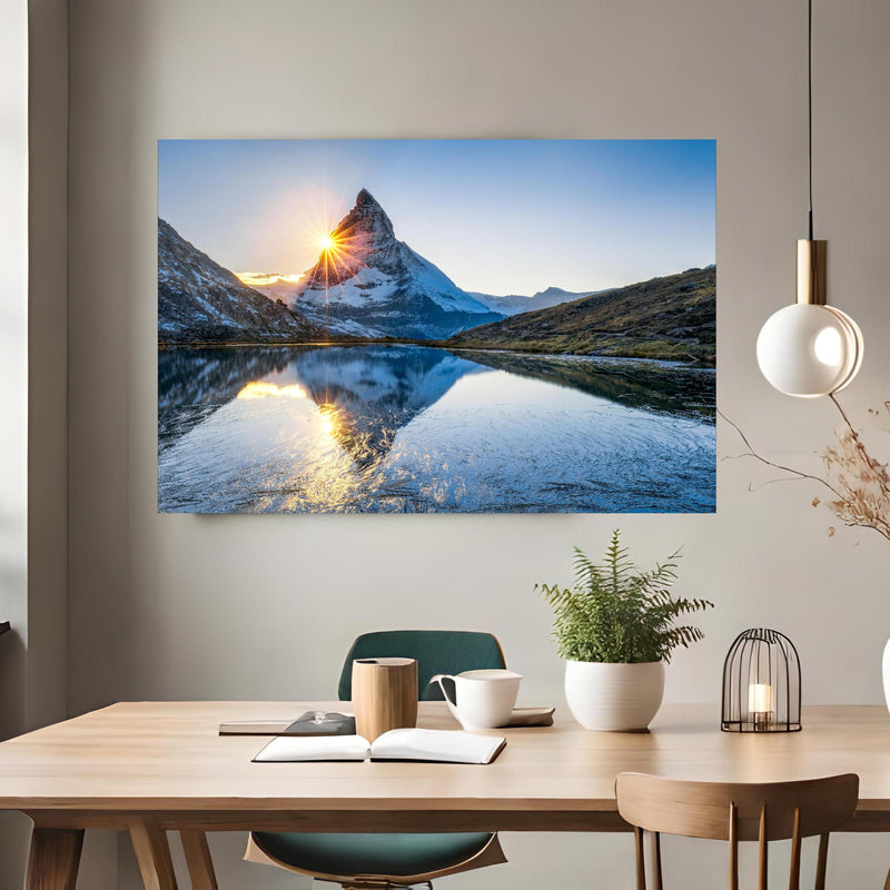 Office Poster  - Riffelsee und Matterhorn in den Alpen über klassischem Holztisch mit runder Vase - rechteckig