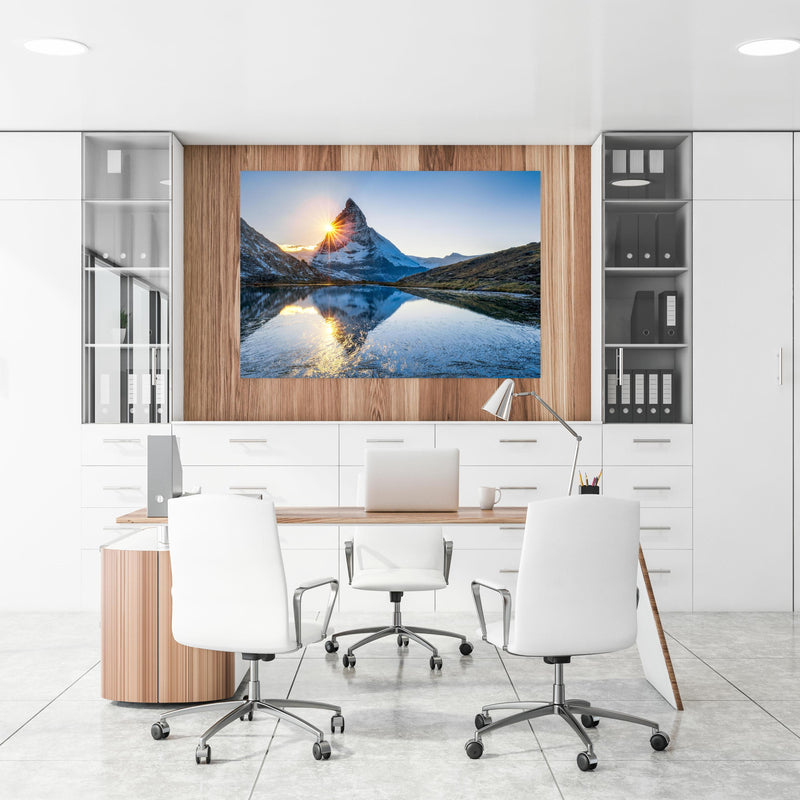 Office Poster  - Riffelsee und Matterhorn in den Alpen an einer Holzwand hängend im Büroraum
Office Poster  - Riffelsee und Matterhorn in den Alpen an einer Holzwand hängend im Büroraum