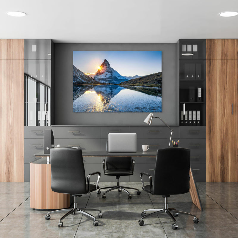 Office Poster  - Riffelsee und Matterhorn in den Alpen in klassischem Büroraum zwischen Holzschränken